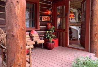 In Town Historic Cabin - river, trails, rec ctr, downtown nearby has Balcony rooms