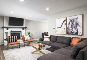 Denver Family Retreat 4BR 3 BA - Large Backyard allows 18 year olds to book a room