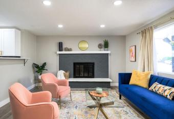 Gorgeous- 4 king beds near Den w large game room allows 18 year olds to book a room