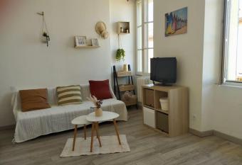 Studio cosy Toulon centre allows 18 year olds to book a room