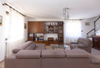 Villa Anna has rooms with a private hot tub