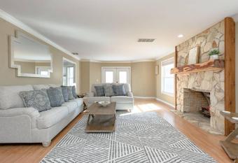 Enjoy Beautiful Ormond Beach 4BR Apt WiFi & Pool allows 18 year olds to book a room