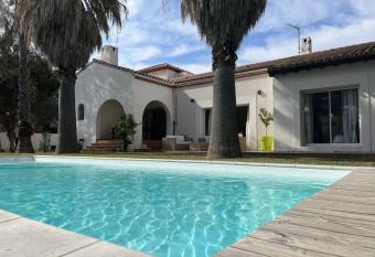 Villa avec magnifique piscine et grand jardin,    2 pas du golf et de la plage has Balcony rooms