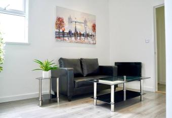 Modern 2 Bed Flat in Southsea allows 18 year olds to book a room