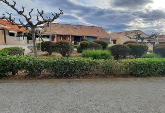Maisonnette entre   tang et plage has Balcony rooms