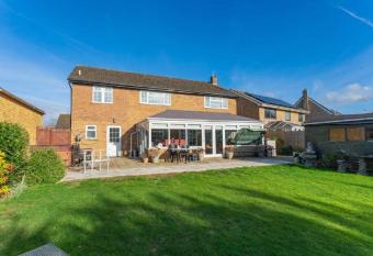 Kennedy Villa - 5 Bed House with Hot Tub has rooms with a private hot tub