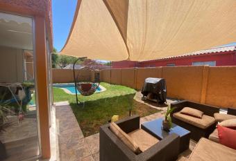 Casa familiar con terraza y piscina allows 18 year olds to book a room