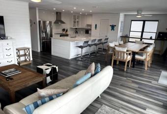 Casa Pura Vida Galveston has rooms with a private hot tub