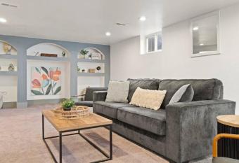 Stylish Modern & Spacious Home allows 18 year olds to book a room