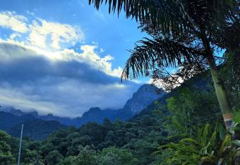S  tio paradis  aco, piscina e churrasqueira em Guapimirim has Balcony rooms