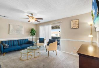 Spacious 2 Bed Apartment in Melbourne with Gym & Laundry has Balcony rooms