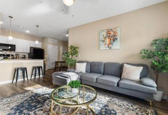 Elegant 1BR/1BA Condo with Pool, Gym and Laundry has Balcony rooms