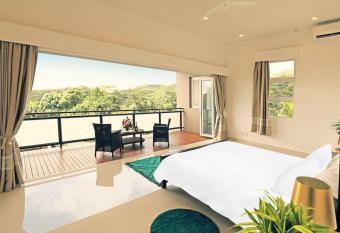 8 Bed Villa - 2 Private Pools - CliffHanger Villas has Balcony rooms
