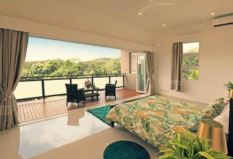4 Bed Villa & Private Pool - CliffHanger Villas has Balcony rooms