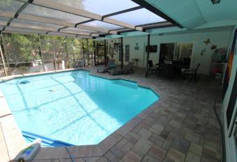 Pool pet-friendly close to beaches attractions allows 18 year olds to book a room
