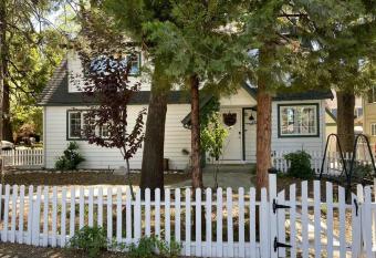 The Lily Pond Cottage, Lake Arrowhead, CA has rooms with a private hot tub