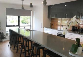 Tranquil Retreat 10 Min to Hobart-WIFI Smart TV has Balcony rooms