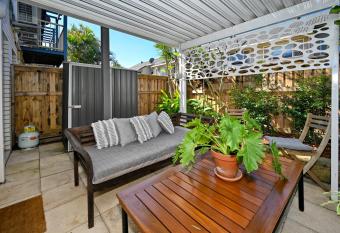 Maroochydore 3 B/R, 2 Bath, Townhouse ZA4 allows 18 year olds to book a room