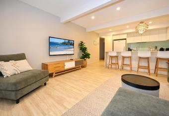 Stylish 2 b/r apartment - 4 guests, garage ZC5 has Balcony rooms