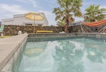 Stay d&D villa 2 has rooms with a private hot tub