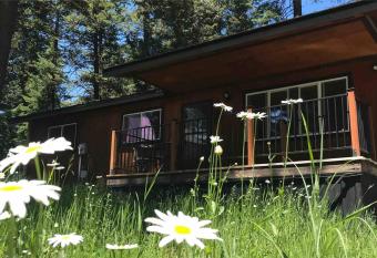 Gorgeous Family Cabin a Short Walk from Downtown has Balcony rooms