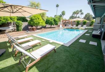 Vacationer's Paradise-Heated Pool Included! has Balcony rooms