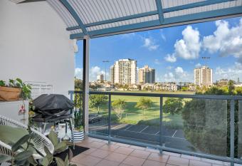 Maroochydore Beach, Park, Cafes, 4 Guests - ZB3 allows 18 year olds to book a room