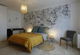 G  te Beaumont-les-Autels, 3 pi  ces, 6 personnes - FR-1-581-104 has Balcony rooms