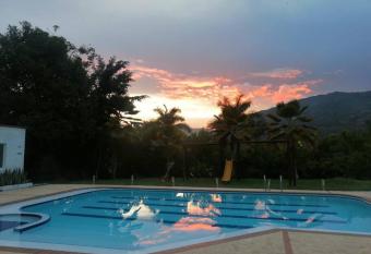 hermosa casa nueva has rooms with a private hot tub