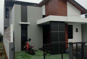 D Gumilar s Villa has Balcony rooms