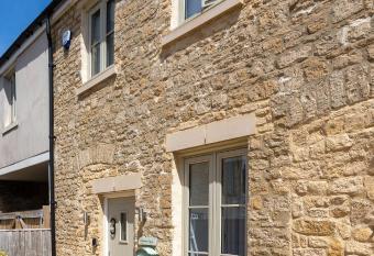 Beautiful Honeycomb Cottage in heart of Cotswolds has Balcony rooms