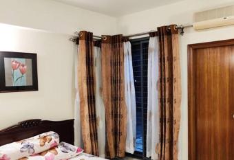 3BHK Service Apartments Gulshan, Dhaka has rooms with a private hot tub