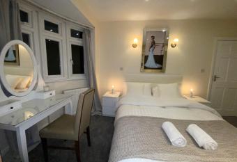 Beautiful large 6 bedroom house up to 14 people has Balcony rooms