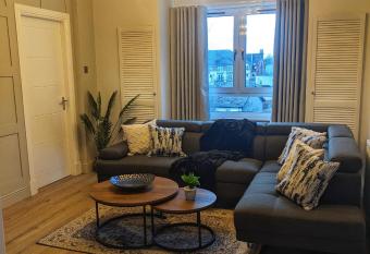 Sweeney Stays, Cadzow Apartment allows 18 year olds to book a room