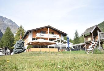 Restaurant & Hostel Hole in One has Balcony rooms