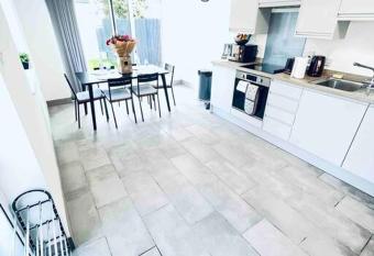 2 Bedroom Modern House in Cambridge sleeps 5 near the city centre allows 18 year olds to book a room