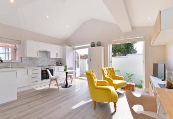 1 bedroom flat in centre of Odiham- free parking has Balcony rooms