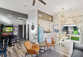 The Gregory: 2 Bed/1 Bath Guesthouse has rooms with a private hot tub