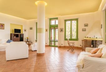 Villa La Rocca has Balcony rooms