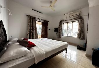 Kovalam Beach House has rooms with a private hot tub
