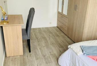 Belle Chambre priv  e    15 min de Paris allows 18 year olds to book a room