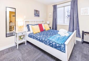 Modern 1BR Apartment - Heart Of Chinatown allows 18 year olds to book a room