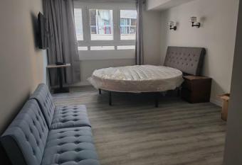 HOSTAL GOLDEN 21*** has rooms with a private hot tub