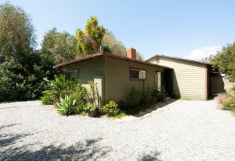 Malibu Peaceful Getaway, Mins to Beach & Hike allows 18 year olds to book a room