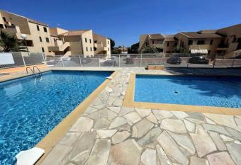 STUDIO AVEC TERRASSE ET PISCINE has Balcony rooms