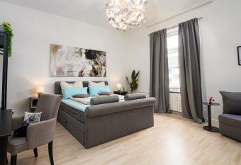 Bezauberndes Apartment + NETFLIX in Duisburg allows 18 year olds to book a room