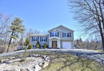 Lakehouse *HotTub*Jacuzzi*Firepit*BBQ*Pool has rooms with a private hot tub