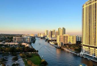 Miami Beach Apartment with Incredible Views 02A has Balcony rooms