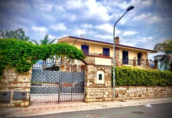 WHITEHOUSE has Balcony rooms