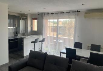 Appartement de standing (T2) - Six Fours les Plages allows 18 year olds to book a room